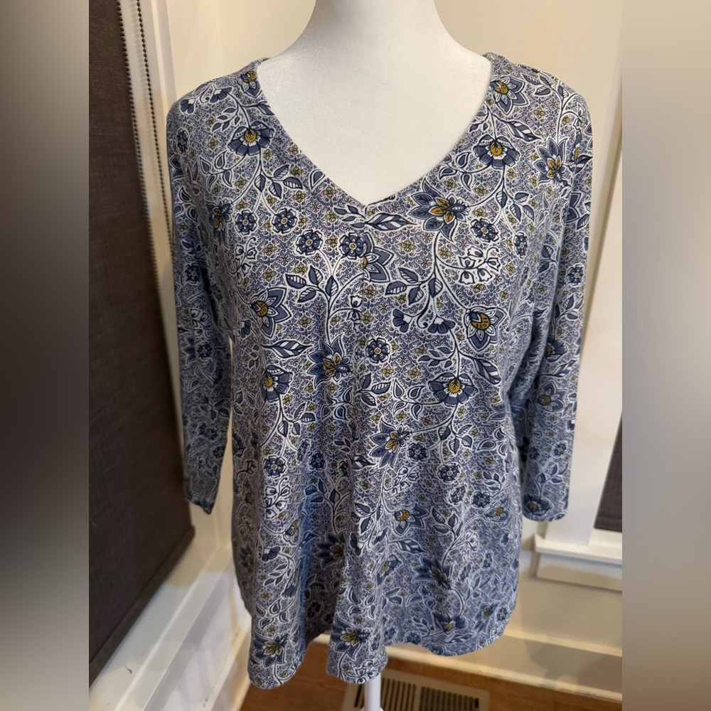 J. Jill. Pure Jill Printed V-neck Tee. Blue, White, & Gold. Size Small Petite.